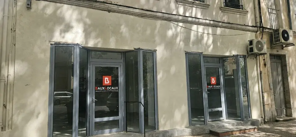 À LOUER  LOCAL COMMERCIAL 65 M²  EXCELLENTE VISIBILITÉ À CARPENTRAS