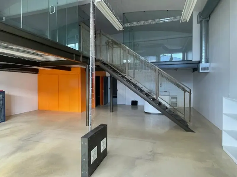 BUREAU STYLE INDUSTRIEL A LOUER BASSINS A FLOTS - BORDEAUX