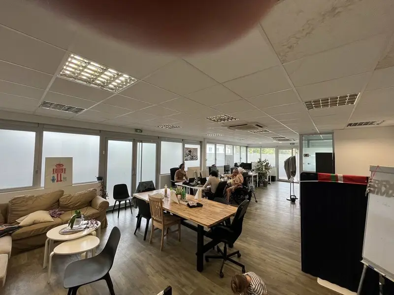 BUREAUX LUMINEUX PROCHE AUTOROUTE