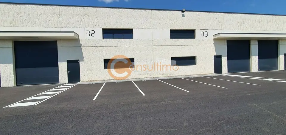A Vendre - Local d'activités - IZON 