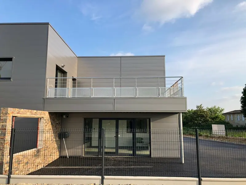 A Vendre - Local d'activités et de bureaux - Pompignac